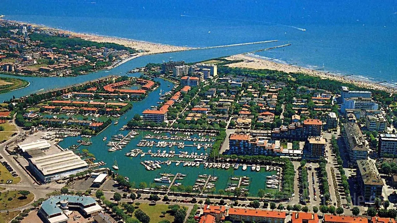 Апартаменты Welcoming Flat With Charming Pool View Terrace Порто-Санта-Маргерита-ди-Каорле