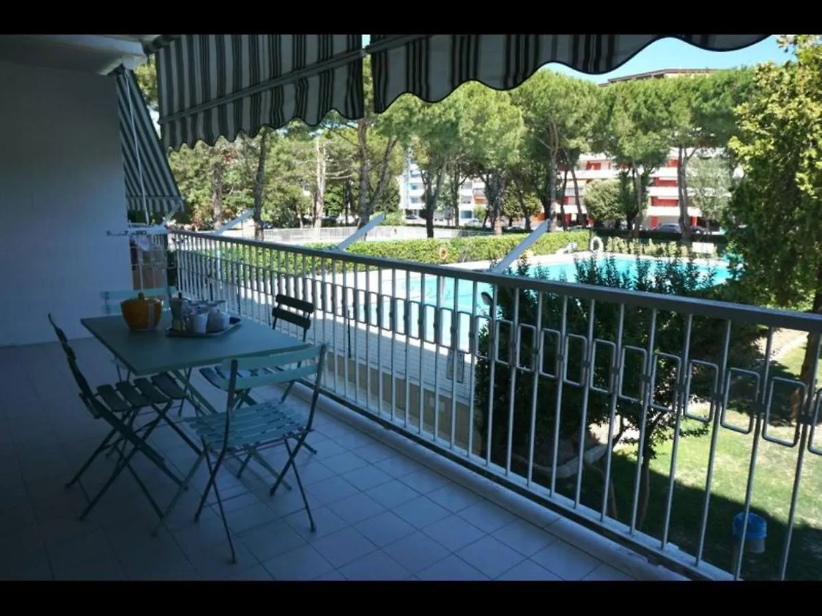 Апартаменты Welcoming Flat With Charming Pool View Terrace Порто-Санта-Маргерита-ди-Каорле