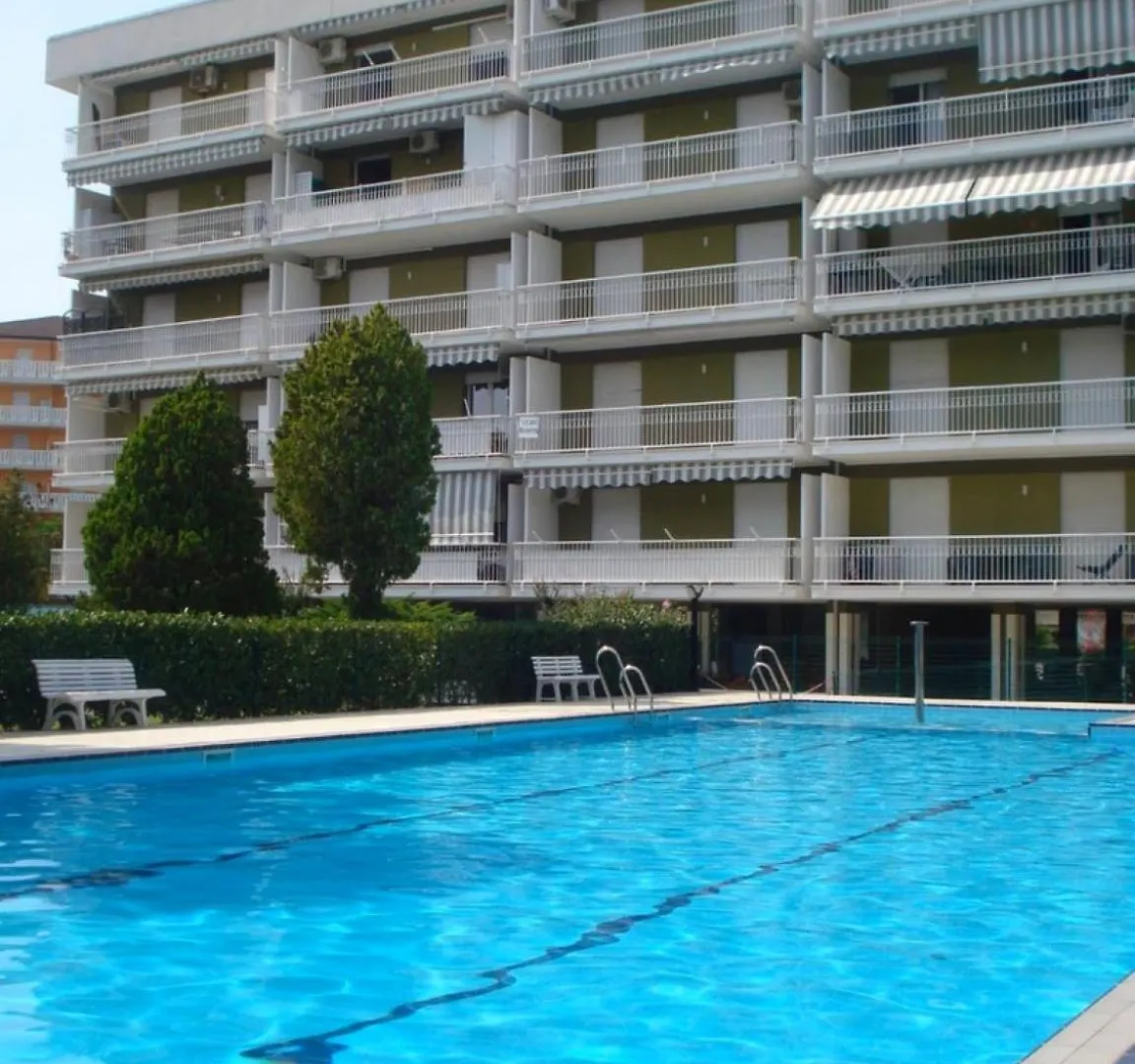 Апартаменты Welcoming Flat With Charming Pool View Terrace Порто-Санта-Маргерита-ди-Каорле